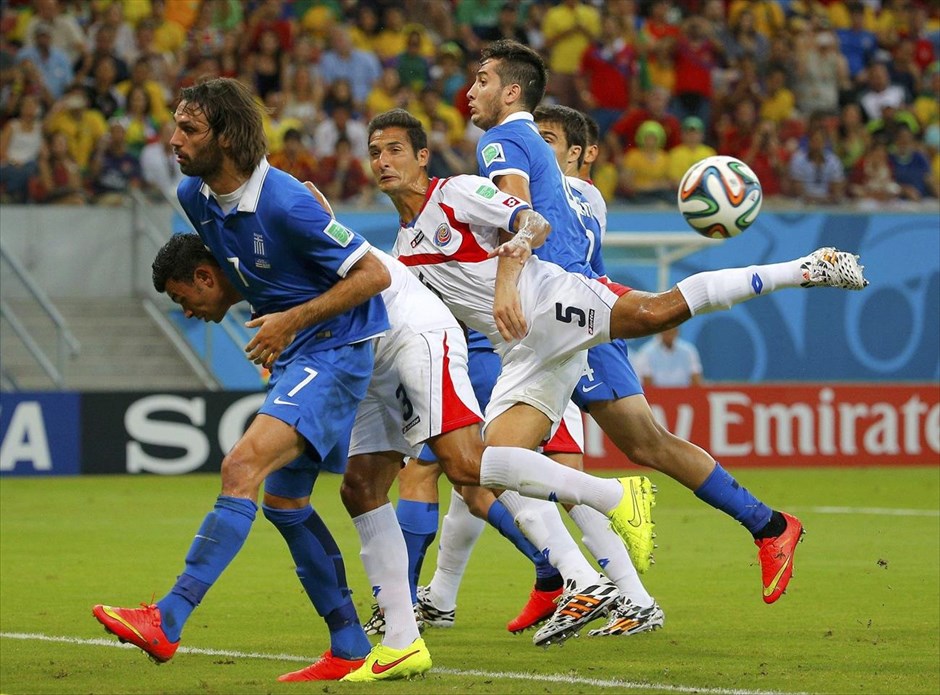 Μουντιάλ 2014 - Ελλάδα - Κόστα Ρίκα. Μάχη για την κατοχή της μπάλας.