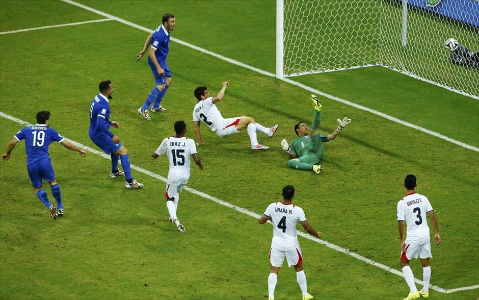 Μουντιάλ 2014 - Ελλάδα - Κόστα Ρίκα. Ο Παπασταθόπουλος στέλνει τη μπάλα στα δίχτυα.