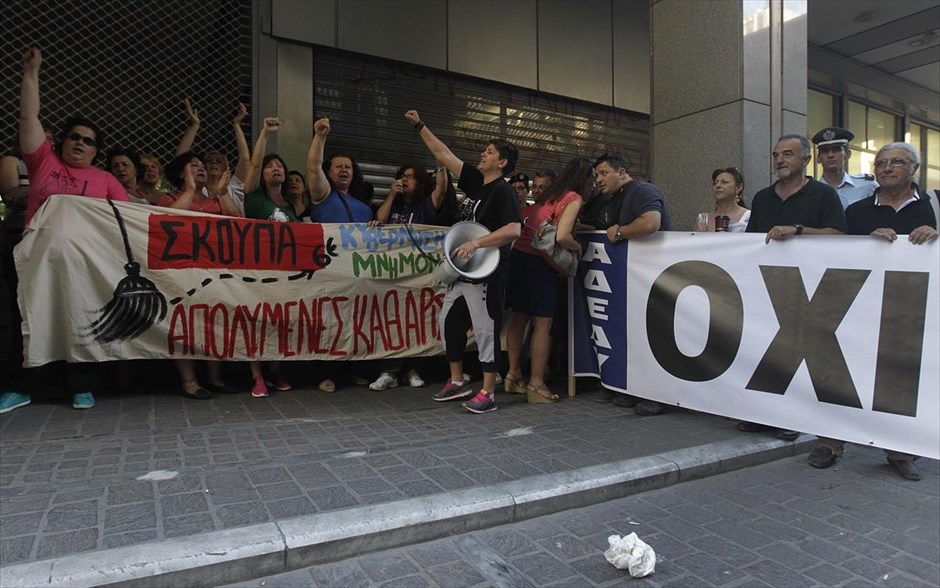 Συνεχίζουν τις κινητοποιήσεις τους οι απολυμένες καθαρίστριες του ΥΠΟΙΚ. Απολυμένες καθαρίστριες του Υπουργείου Οικονομικών έχουν αποκλείσει με τα πανό τους την είσοδο του υπουργείου διεκδικώντας την επιστροφή στις δουλειές τους, Αθήνα Δευτέρα 30 Ιουνίου 2014.