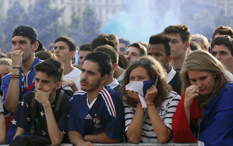 Γαλλία - Γερμανία. Περίλυποι οι Γάλλοι οπαδοί.