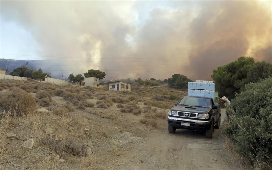 Φωτιά - πυρκαγιά στην Κερατέα. Κάτοικος της περιοχής απομακρύνει μελίσσια από την φωτιά.