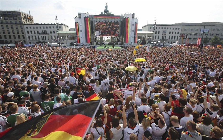 Υποδοχή ηρώων για την εθνική Γερμανίας στο Βερολίνο. Κόσμος έχει συγκεντρωθεί στην Πύλη του Βρανδεμβούργου για την υποδοχή της Εθνικής Ομάδας της Γερμανίας.