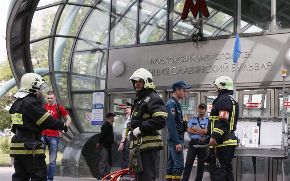 Ρωσία: Θανατηφόρο δυστύχημα στο μετρό της Μόσχας. Σε τουλάχιστον 20 ανήλθαν οι νεκροί και σε 161 οι τραυματίες από τον εκτροχιασμό συρμού του μετρό της Μόσχας, σε ένα από τα πιο σοβαρά δυστυχήματα που σημειώνονται ποτέ στον υπόγειο σιδηρόδρομο της ρωσικής πρωτεύουσας, ανακοίνωσε το ρωσικό υπουργείο Αντιμετώπισης Εκτάκτων Καταστάσεων. Το δυστύχημα συνέβη στην «μπλε γραμμή» του μετρό, στις 08.30, ανάμεσα στους σταθμούς Παρκ Πομπέντι, ο οποίος εγκαινιάσθηκε το 2003 και Σλαβιάνσκι Μπουλεβαρντ, που εγκαινιάσθηκε το 2013. Το δυστύχημα αυτό πιστεύεται ότι είναι το χειρότερο που σημειώνεται στην 79χρονη ιστορία του μετρό της Μόσχας, το οποίο βρίσκεται μεταξύ των πιο πολυσύχναστων του κόσμου.