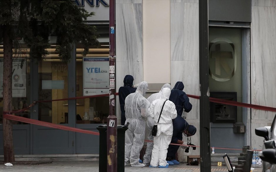 Σύλληψη του Ν. Μαζιώτη στο Μοναστηράκι. Άντρες της Αστυνομίας συλλέγουν στοιχεία από το σημείο όπου έγινε η ένοπλη συμπλοκή.