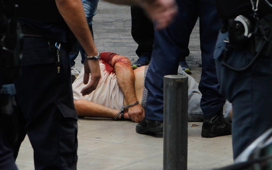 Η στιγμή της σύλληψης του Ν. Μαζιώτη . Αστυνομικοί συλλαμβάνουν τραυματισμένο τον Νίκο Μαζιώτη.