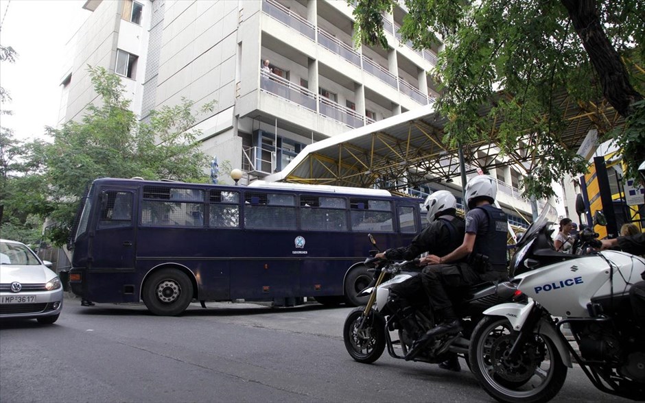 Μαζιώτης - Ευαγγελισμός. Ο Μαζιώτης διακομίστηκε στον Ευαγγελισμό, καθώς χτυπήθηκε από σφαίρα στον δεξί ώμο.&nbsp;
