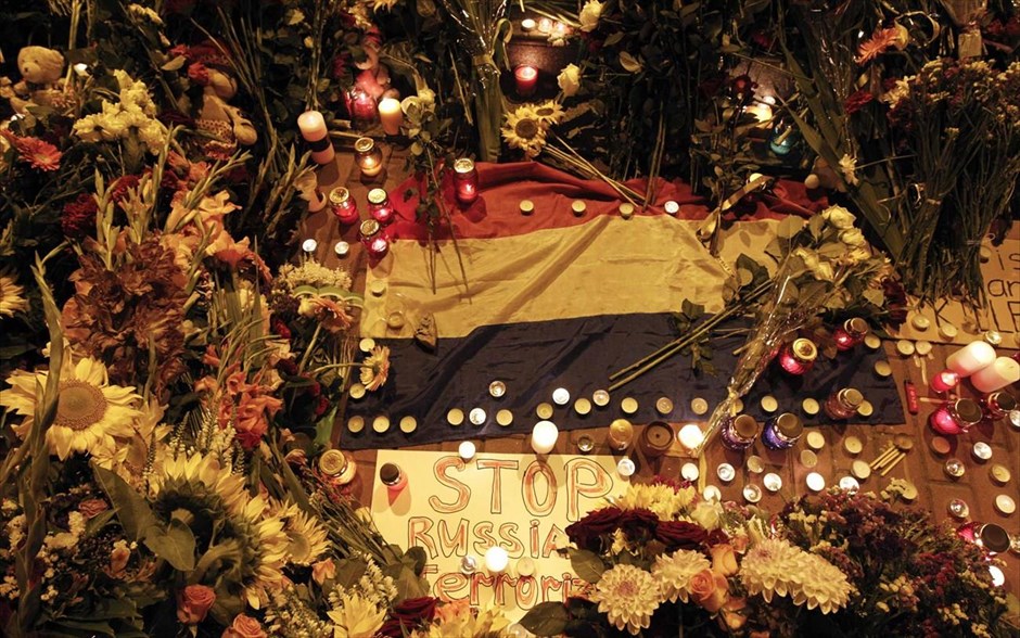 Συντριβή Μαλαισιανού αεροσκάφους στην Ουκρανία. Κόσμος έχει αφήσει λουλούδια και κεριά, κοντά στην πρεσβεία της Ολλανδίας, στη μνήμη των θυμάτων της συντριβής του Μαλαισιανού Boeing 777 στο Κίεβο. Σύμφωνα με επίσημη ενημέρωση τουλάχιστον 154 ήταν οι Ολλανδοί που επέβαιναν στο αεροσκάφος και έχασαν τη ζωή τους.
