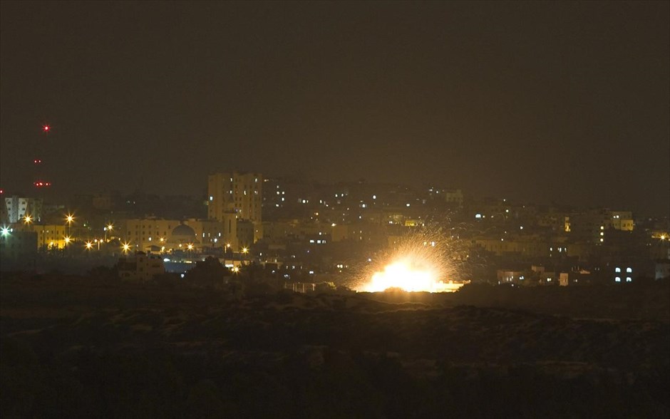 Ισραηλινή επίθεση στη Λωρίδα της Γάζας. Ρουκέτα που εκτοξεύτηκε από το Ισραήλ, πλήττει τη βόρεια Λωρίδα της Γάζας, μετά τη λήξη της προσωρινής εκεχειρίας.