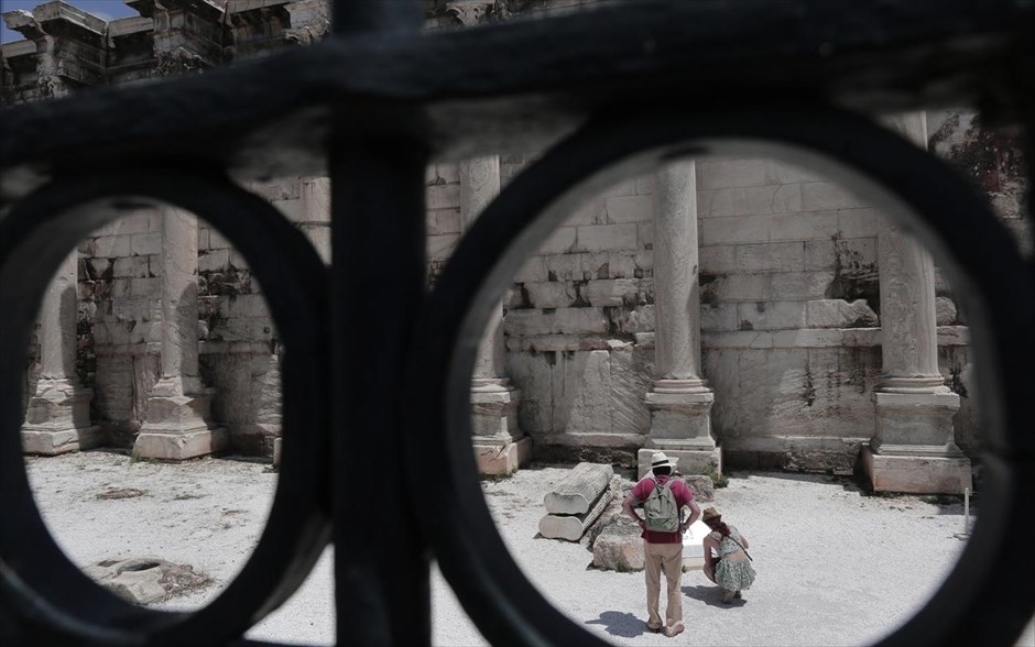 Τουρίστες στο κέντρο της Αθήνας. Τουρίστες επισκέπτονται την βιβλιοθήκη του Αδριανού στην Πλάκα.