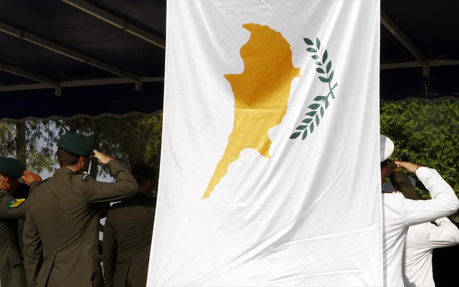 Τεσσαρακοστή επέτειος της τουρκικής εισβολής στην Κύπρο. &nbsp;Η κυπριακή σημαία ανεμίζει κατά την επιμνημόσυνη δέηση που τελέστηκε στο στρατιωτικό κοιμητήριο, στον Τύμβο Μακεδονίτισσας, στη Λευκωσία, υπέρ των πεσόντων αξιωματικών και οπλιτών κατά την τουρκική εισβολή του 1974. Στην τελετή παρέστησαν ο πρόεδρος της Κυπριακής Δημοκρατίας, Νίκος Αναστασιάδης, εκπρόσωποι κομμάτων, η ηγεσία της Εθνικής Φρουράς και της Αστυνομίας, εκπρόσωποι συνδέσμων πολεμιστών κατά την τουρκική εισβολή και συγγενείς πεσόντων.