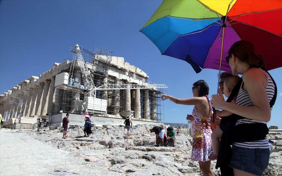 Τουρίστες στην Ακρόπολη. Τουρίστες προφυλάσσονται από τον δυνατό ήλιο κατά την επίσκεψή τους στην Ακρόπολη.