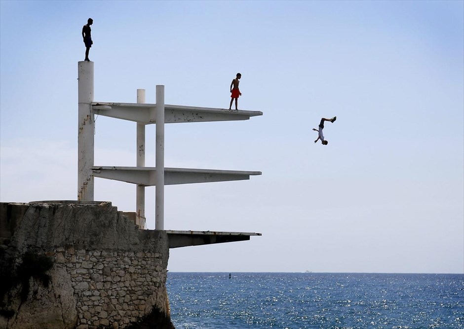 Βουτιές στην Κυανή Ακτή. Παιδιά βουτούν στα νερά της Μεσογείου, από εξέδρα σε παραλία της Νίκαιας της Γαλλίας.