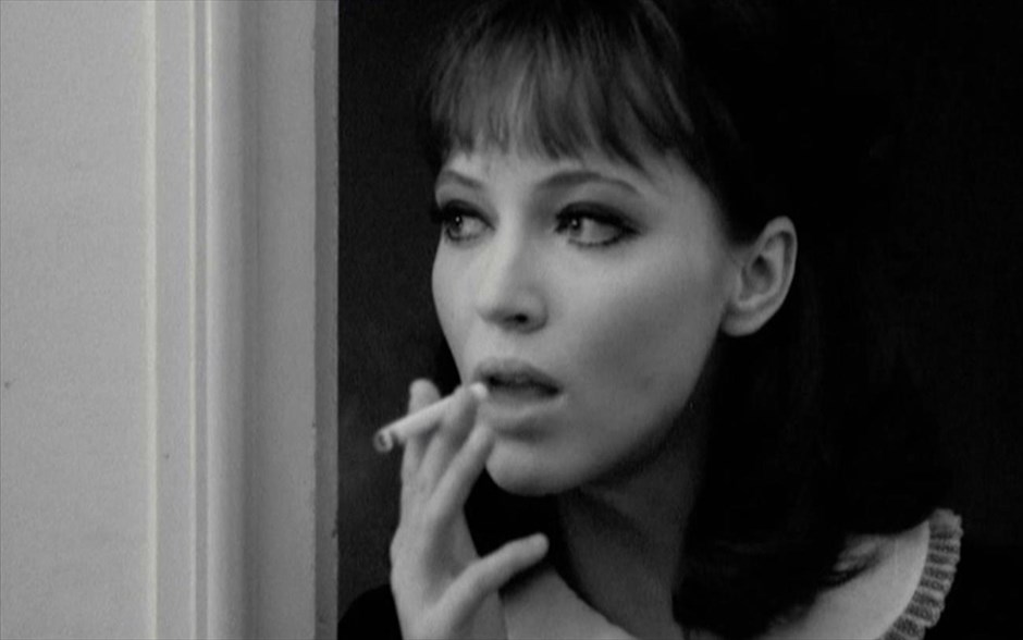 «Alphaville». «Alphaville»: Μιλώντας, για πρώτη φορά στον κινηματογράφο, για το μέλλον και τον κίνδυνο της υποταγής του ανθρώπου στην «απόλυτη μηχανή», ο Γάλλος σκηνοθέτης Ζαν Λικ Γκοντάρ δημιούργησε, το 1965, μία ασπρόμαυρη ταινία επιστημονικής φαντασίας με πλήρη απουσία σπέσιαλ εφέ, η οποία απέσπασε τη Χρυσή Άρκτο στο Φεστιβάλ του Βερολίνου.