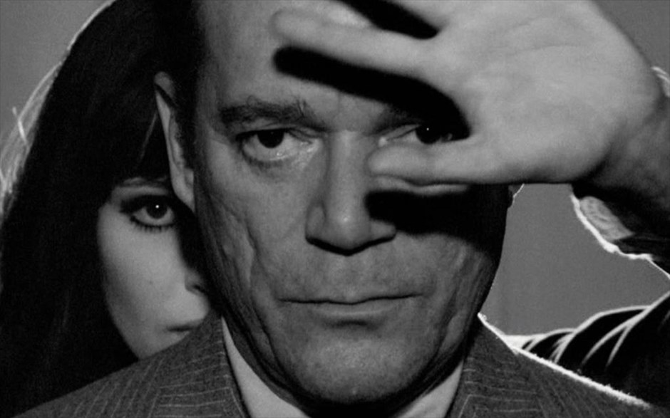«Alphaville». «Alphaville»: Μιλώντας, για πρώτη φορά στον κινηματογράφο, για το μέλλον και τον κίνδυνο της υποταγής του ανθρώπου στην «απόλυτη μηχανή», ο Γάλλος σκηνοθέτης Ζαν Λικ Γκοντάρ δημιούργησε, το 1965, μία ασπρόμαυρη ταινία επιστημονικής φαντασίας με πλήρη απουσία σπέσιαλ εφέ, η οποία απέσπασε τη Χρυσή Άρκτο στο Φεστιβάλ του Βερολίνου.
