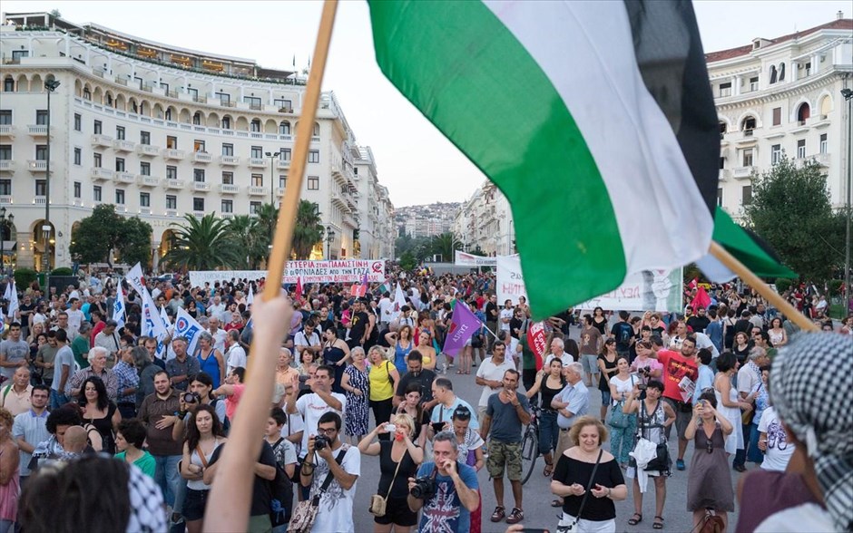 Θεσσαλονίκη: Συγκέντρωση κατά των ισραηλινών στρατιωτικών επιχειρήσεων στη Γάζα. Πολίτες της Θεσσαλονίκης και Παλαιστίνιοι πραγματοποίησαν την Πέμπτη συγκέντρωση στην Πλατεία Αριστοτέλους και πορεία σε κεντρικούς δρόμους της πόλης, διαμαρτυρόμενοι για την αιματοχυσία στη Γάζα.