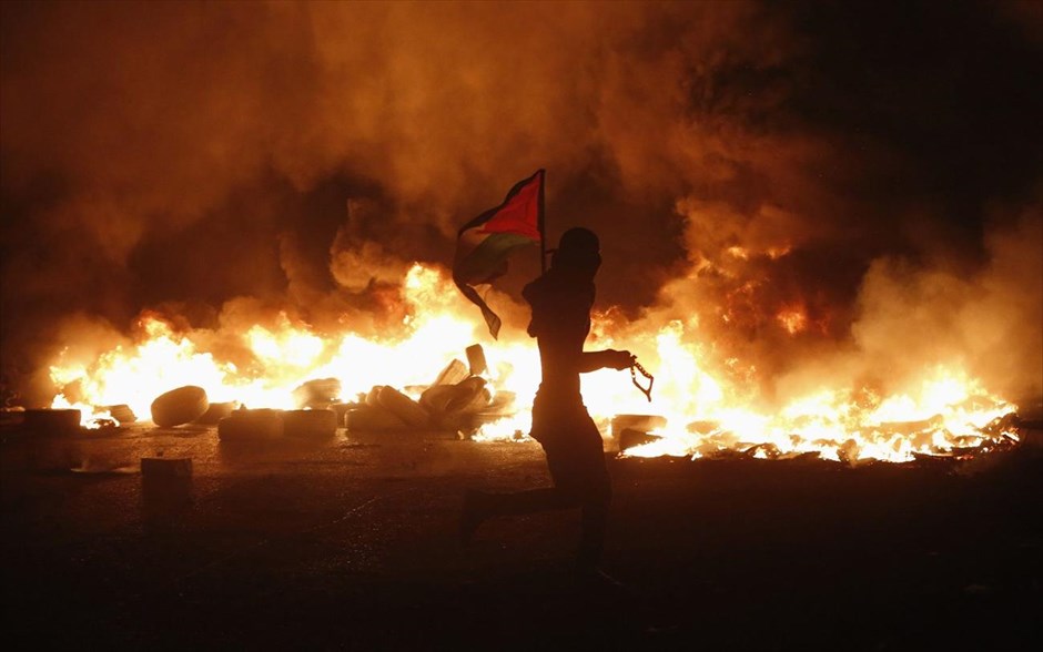 Διαδήλωση στη Δυτική Όχθη. Ένας νεαρός Παλαιστίνιος έχασε τη ζωή του από τα πυρά του ισραηλινού στρατού το βράδυ της Πέμπτης κατά τη διάρκεια βίαιων συγκρούσεων μεταξύ παλαιστίνιων διαδηλωτών και του ισραηλινού στρατού στη Δυτική Όχθη, βόρεια της Ιερουσαλήμ. Τουλάχιστον άλλοι είκοσι άνθρωποι τραυματίστηκαν, κατά τη διάρκεια των συγκρούσεων στο πέρασμα Καλάντια ανάμεσα στην Ιερουσαλήμ και τη Ραμάλα, μεταξύ των οποίων πολλοί από πραγματικά πυρά.