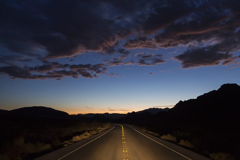 Road trip στη Νεβάδα. Οι προβολείς ενός αυτοκινήτου φωτίζουν τον αυτοκινητόδρομο 168, στην περιοχή κοντά στη λίμνη Μιντ στη Νεβάδα των Ηνωμένων Πολιτειών.&nbsp;