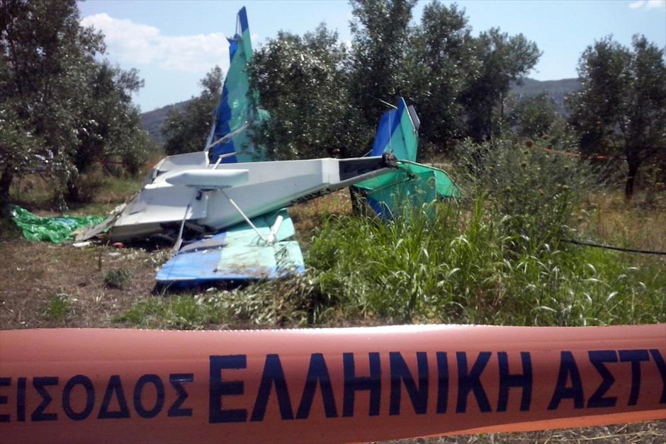 Πτώση μικρού ιδιωτικού αεροσκάφους στη Λακωνία. Κορδέλα της Αστυνομίας έχει αποκλείσει το χώρο που κατέπεσε το ιδιωτικό ιταλικό υπερελαφρό αμφίβιο αεροσκάφος Ι-Α651 έξω από το κλειστό αεροδρόμιο Σπάρτης στο Πυρί Λακωνίας. Το αεροσκάφος κατά την απογείωσή του από το αεροδρόμιο Σπάρτης έχασε ύψος και έπεσε 15 μέτρα έξω από την περίφραξη του αεροδρομίου. Στο αεροσκάφος επέβαιναν δυο νεαρά άτομα τα οποία απεγκλωβίστηκαν από την Πυροσβεστική υπηρεσία, νεκρά. Πρόκειται για έναν 52χρονο και για ένα ακόμη άτομο αγνώστων στοιχείων, η ηλικία του οποίου εκτιμάται από 30 έως 35 ετών.