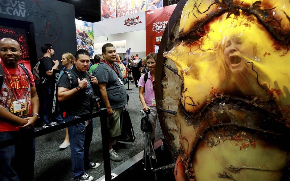 ΗΠΑ: Διεθνής έκθεση Comic-Con 2014 στο Σαν Ντιέγκο. Μία γυναίκα βρίσκεται σε ένα γιγάντιο κουκούλι, από την τηλεοπτική σειρά "Falling Skies", για να βγάλει φωτογραφία, κατά τη διάρκεια της&nbsp; διεθνούς έκθεσης Comic-Con 2014 στο Σαν Ντιέγκο, στην Καλιφόρνια.