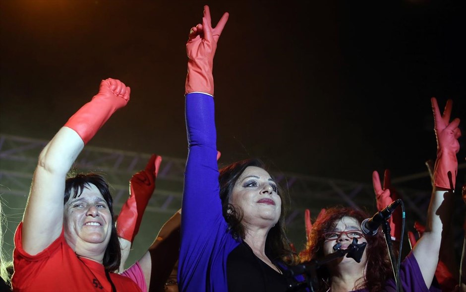 Η Χάρις Αλεξίου τραγούδησε για τις καθαρίστριες του YΠΟΙΚ. Απολυμένες καθαρίστριες του Υπουργείου Οικονομικών με την τραγουδίστρια Χαρούλα Αλεξίου πάνω στη σκηνή στη συναυλία αλληλεγγύης που διοργάνωσαν, ο ραδιοφωνικός σταθμός «Στο Κόκκινο» και η «Αλληλεγγύη για όλους», στον αγώνα των καθαριστριών του ΥΠΟΙΚ, στην πλατεία Συντάγματος.