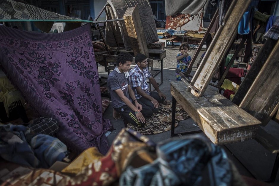 Διεθνής κατακραυγή για τη σφαγή αμάχων στη Γάζα. Παλαιστίνιοι προσεύχονται σε σχολείο του ΟΗΕ, το οποίο έγινε χθες στόχος ισραηλινής επίθεσης, με αποτέλεσμα να χάσουν τη ζωή τους τουλάχιστον 17 Παλαιστίνιοι. Ο βομβαρδισμός του σχολείου έχει προκαλέσει διεθνή κατακραυγή, ενώ ο ΟΗΕ ανακοίνωσε ότι «δεν υπάρχει πλέον ασφαλές μέρος για όσους ζουν στη Λωρίδα της Γάζας».