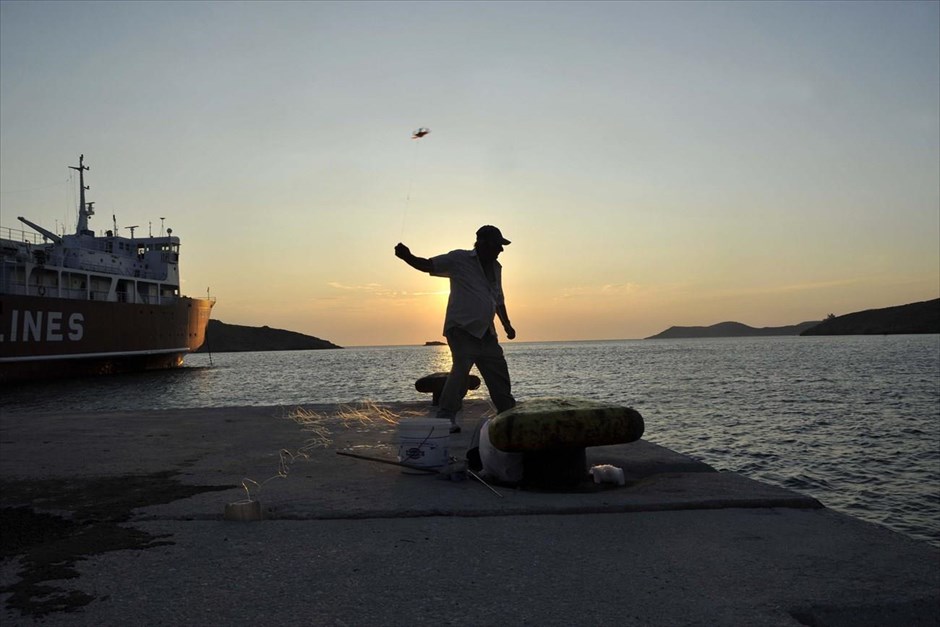 Ψάρεμα χταποδιού στο λιμάνι της Κύθνου. Ψάρεμα χταποδιού στο λιμάνι του Μέριχα, στην Κύθνο.
