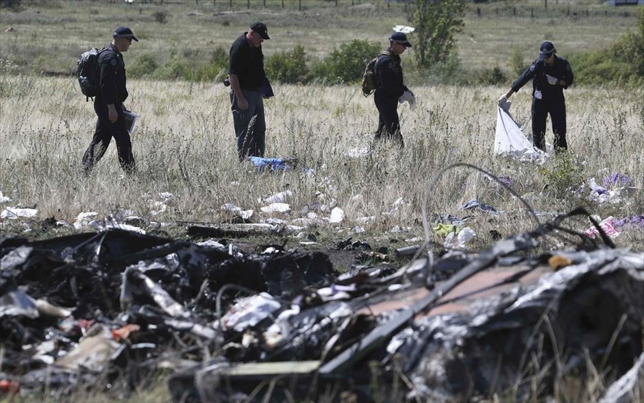 Ουκρανία: Στον τόπο της συντριβής του Boeing οι εμπειρογνώμονες. Έφθασαν στον τόπο συντριβής του Boeing των μαλαισιανών αερογραμμών οι ειδικοί εμπειρογνώμονες, όπως ανακοίνωσε ο Οργανισμός για την Ασφάλεια και τη Συνεργασία στην Ευρώπη. Πρόκειται για περισσότερους από 60 ειδικούς, μεταξύ των οποίων συγκαταλέγονται και ομάδες από Ολλανδία και Αυστραλία.