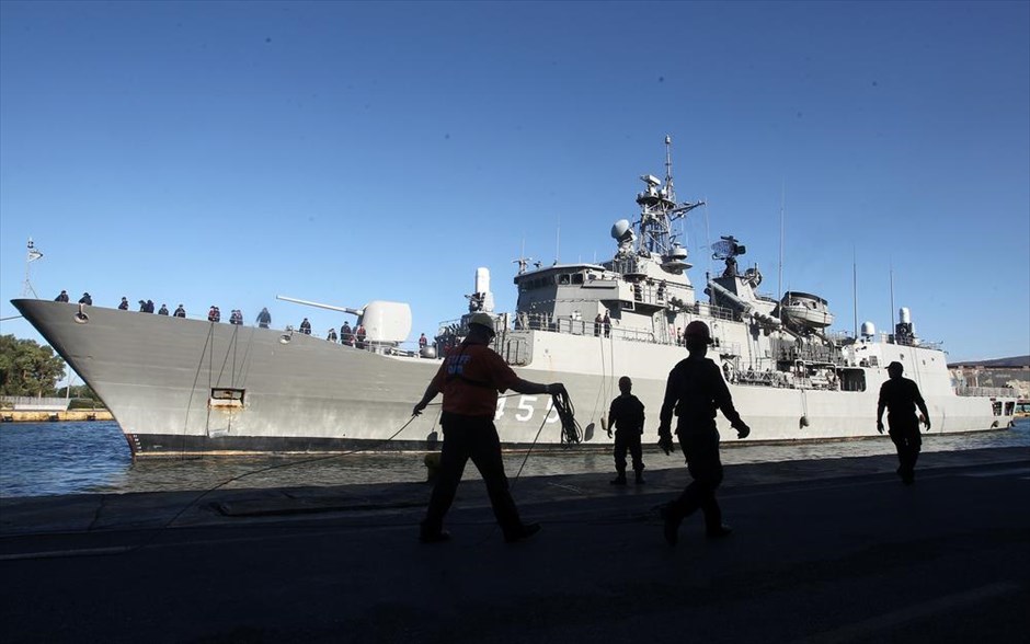 Έφτασε στον Πειραιά από τη Λιβύη η φρεγάτα «Σαλαμίς» . Έφτασε το πρωί στο λιμάνι του Πειραιά η φρεγάτα «Σαλαμίς» του Πολεμικού Ναυτικού, η οποία πραγματοποίησε την επιχείρηση εκκένωσης Ελλήνων και αλλοδαπών πολιτών από το λιμάνι της Τρίπολης στη Λιβύη. Στη φρεγάτα επιβιβάστηκαν 186 συνολικά πολίτες εκ των οποίων 77 είναι από Ελλάδα (συμπεριλαμβανομένου του προσωπικού της ελληνικής Πρεσβείας), 12 από Κύπρο, 78 από Κίνα, 10 από Ηνωμένο Βασίλειο, 7 από Βέλγιο, 1 από Ρωσία και 1 από Αλβανία.