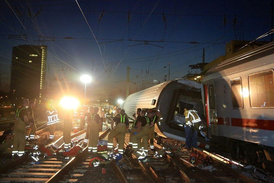 Σύγκρουση τρένων στη Γερμανία. Δεκάδες άνθρωποι τραυματίστηκαν, όταν μια επιβατική αμαξοστοιχία συγκρούστηκε με εμπορική, κοντά στο σταθμό του Μάνχαϊμ στη νότια Γερμανία, την Παρασκευή.