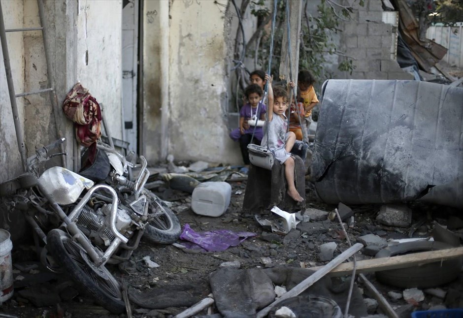 Unicef: Σχεδόν 300 ανήλικοι έχουν σκοτωθεί στη Γάζα. Παιδιά κάθονται στην αυλή ενός σπιτιού στη Γάζα, το οποίο χτυπήθηκε από ισραηλινή αεροπορική επιδρομή. Τουλάχιστον 296 ανήλικοι Παλαιστίνιοι έχουν σκοτωθεί στη Λωρίδα της Γάζας από την έναρξη της επιχείρησης του ισραηλινού στρατού στις 8 Ιουλίου, σύμφωνα με τη Unicef.
&nbsp;