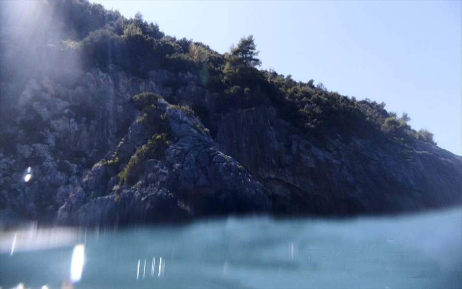 Βουτιές στα νερά της Χιλιαδού. Στιγμιότυπο από την παραλία της Χιλιαδού στην Εύβοια.