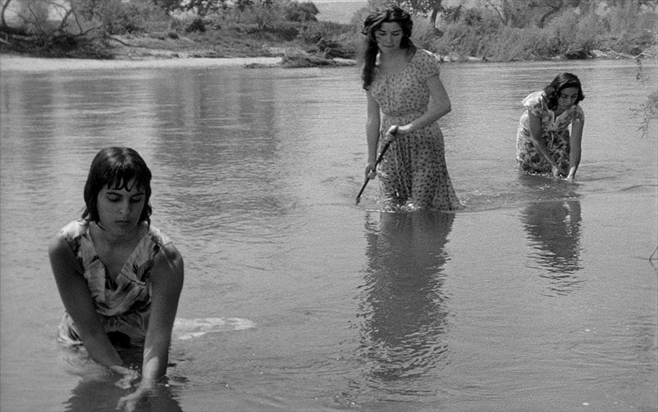  «Fear and desire». Τρεις στρατιώτες και ο λοχαγός τους έχουν αποκλειστεί πίσω από τις γραμμές του εχθρού, με αποτέλεσμα οι σωματικές και ψυχολογικές προκλήσεις να γίνονται όλο και μεγαλύτερες στην ταινία «Fear and desire».