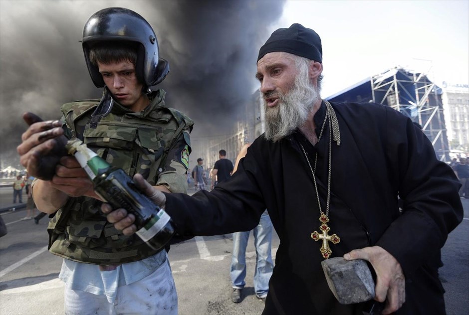 Συγκρούσεις στην πλατεία Ανεξαρτησίας του Κιέβου. Διαδηλωτές ετοιμάζουν μια βόμβα μολότοφ κατά τη διάρκεια συγκρούσεων με τις φιλοκυβερνητικές δυνάμεις, στην πλατεία Ανεξαρτησίας στο Κίεβο. Συγκρούσεις ξέσπασαν την Πέμπτη στην πλατεία Ανεξαρτησίας, όταν διαδηλωτές που εξακολουθούν να κατασκηνώνουν εκεί, συγκρούστηκαν με μέλη του νέου σώματος των ειδικών δυνάμεων, οι οποίοι προσπάθησαν να τους απομακρύνουν από το χώρο της πλατείας.