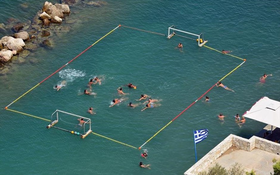 Παίζοντας πόλο στην θάλασσα. Παίκτες από το Ναύπλιο και την ομάδα του Ναυτικού ομίλου προπονούνται στην παραλία της πόλης Ναυπλίου μέσα στην θάλασσα. Η διοργάνωση γίνεται από τον Όμιλο προκειμένου να γνωρίσουν μικροί και μεγάλοι το άθλημα του πόλο.