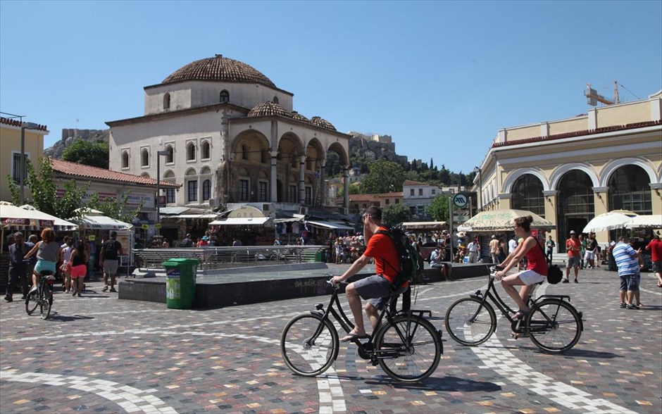 Στιγμιότυπο από το κέντρο της Αθήνας. Βόλτα με το ποδήλατο στην πλατεία Μοναστηρακίου, στο κέντρο της Αθήνας.