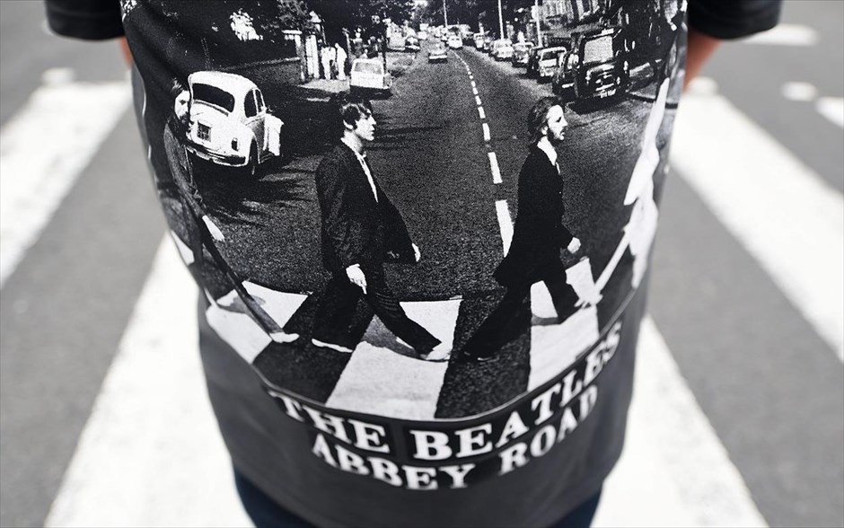 45 χρόνια από την κυκλοφορία του Abbey Road. Θαυμαστής των Beatles φορά μία μπλούζα με το θρυλικό εξώφυλλο του άλμπουμ «Abbey Road» των Beatles στη διάσημη διάβαση πεζών του Abbey Road, στο Λονδίνο. Εκατοντάδες θαυμαστές των «Σκαθαριών» συγκεντρώθηκαν για να γιορτάσουν την 45η επέτειο της κυκλοφορίας του Abbey Road, αναπαριστώντας τη φωτογραφία στο εξώφυλλο του δίσκου.