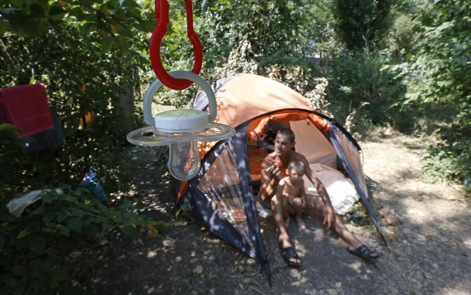 Συνεχίζονται οι συγκρούσεις στο Ντόνετσκ. Κάτοικοι της πόλης Ντόνετσκ στην Ανατολική Ουκρανία, έχουν εγκαταλείψει τα σπίτια τους και ζουν σε σκηνές στο πάρκο της πόλης εξαιτίας των βομβαρδισμών.