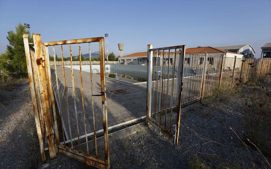 Ολυμπιακοί Αγώνες 2004 - 10 χρόνια μετά. Εγκαταλελειμμένη πισίνα στο Ολυμπιακό Χωριό, στους Θρακομακεδόνες, βόρεια της Αθήνας.
