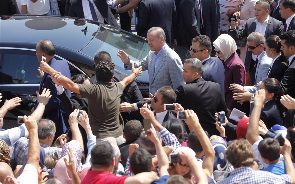 Τουρκία: Φαβορί ο Ερντογάν στις προεδρικές εκλογές. Υποστηρικτές του Ρετζέπ Ταγίπ Ερντογάν βρίσκονται έξω από το εκλογικό κέντρο όπου ψήφισε ο Τούρκος πρωθυπουργός, κατά τη διάρκεια των προεδρικών εκλογών στην Κωνσταντινούπολη. Στις κάλπες προσέρχονται σήμερα οι Τούρκοι προκειμένου να εκλέξουν για πρώτη φορά με άμεση ψηφοφορία, τον πρόεδρο της χώρας, σε μία εκλογική αναμέτρηση που αναμένεται να καταλήξει σε θρίαμβο του πρωθυπουργού Ρετζέπ Ταγίπ Ερντογάν.Σίγουρος για τον εαυτό του, ο Ερντογάν έκλεισε την προεκλογική του εκστρατεία καλώντας τους οπαδούς του «να τινάξουν στον αέρα τις κάλπες» για να δώσουν «ένα δημοκρατικό χαστούκι» στους αντιπάλους του. «Αν το θελήσει ο Θεός, μία νέα Τουρκία γεννιέται αύριο», ήταν η τελευταία του χθεσινή δήλωση.