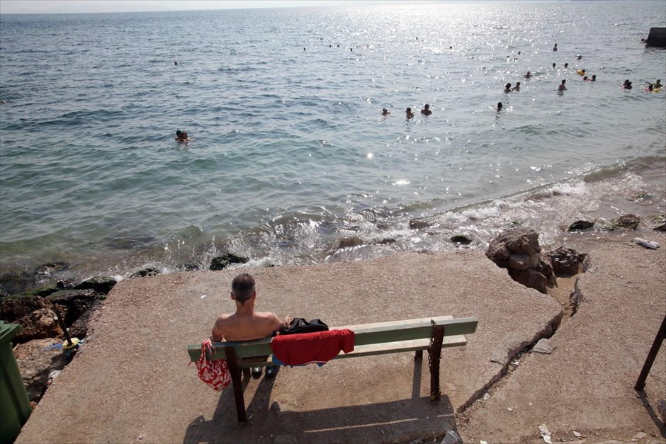 Στιγμές δροσιάς στην παραλία του Παλαιού Φαλήρου. Κόσμος κάνει μπάνιο στην παραλία του Παλαιού Φαλήρου.