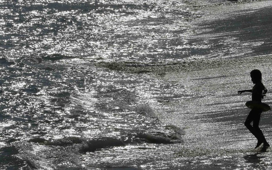 Παιχνίδια στην παραλία. Ένα κορίτσι τρέχει σε παραλία του Ρίο ντε Τζανέιρο, στη Βραζιλία.