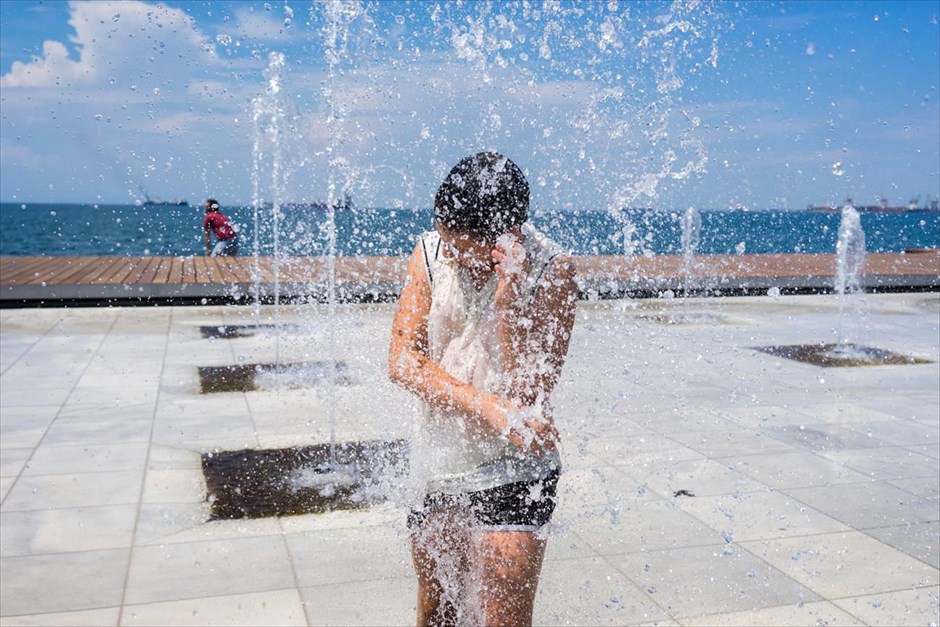 Στα ύψη ο υδράργυρος. Παιδί δροσίζεται σε σιντριβάνι της νέας παραλίας στη Θεσσαλονίκη. Σε κλοιό καύσωνα βρίσκεται η χώρα με τη θερμοκρασία σε πολλές περιοχές να αγγίζει σήμερα τους 39 βαθμούς Κελσίου.