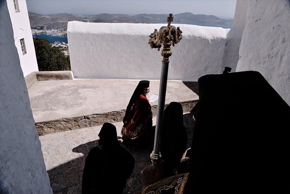 Περιφορά της εικόνας της Παναγίας στην Πάτμο . Στιγμιότυπο από την περιφορά της εικόνας της Παναγίας στην Πάτμο την παραμονή του Δεκαπενταύγουστου.