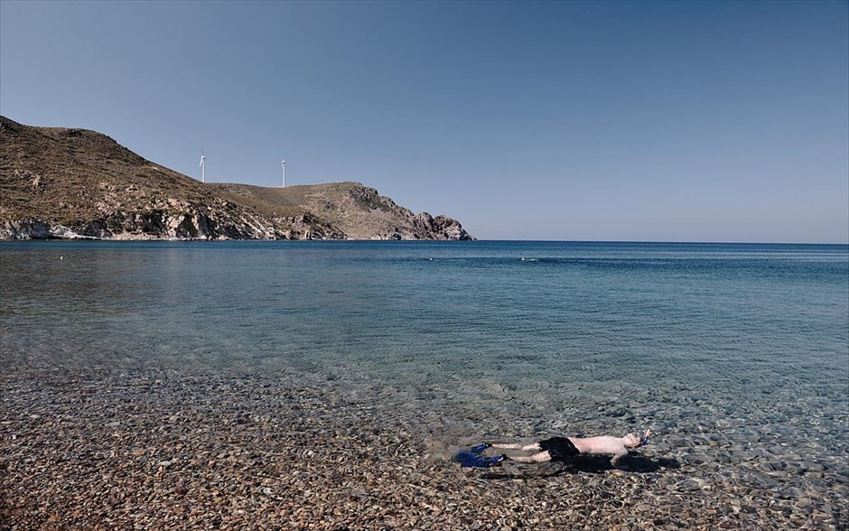 Καλοκαιρινές διακοπές στην Πάτμο. Στιγμιότυπο από παραλία της Πάτμου.