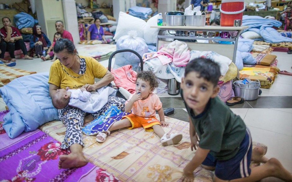 Ιράκ: Πρόσφυγες στο Ερμπίλ. Χριστιανοί πρόσφυγες βρίσκουν καταφύγιο σε καταυλισμό της περιοχής της αρχιεπισκοπής του Ερμπίλ στο Ιράκ. Με τον πρόεδρο του Ιράκ Φουάντ Μασούμ συναντήθηκε στη Βαγδάτη ο υπουργός Εξωτερικών της Γερμανίας Φρανκ-Βάλτερ Σταϊνμάγερ, μία ημέρα αφότου οι υπουργοί Εξωτερικών της Ευρωπαϊκής Ένωσης συμφώνησαν να εξοπλίσουν τους Ιρακινούς Κούρδους που μάχονται τους τζιχαντιστές του Ισλαμικού Κράτους (ΙΚ) στα βόρεια της χώρας.
&nbsp;
