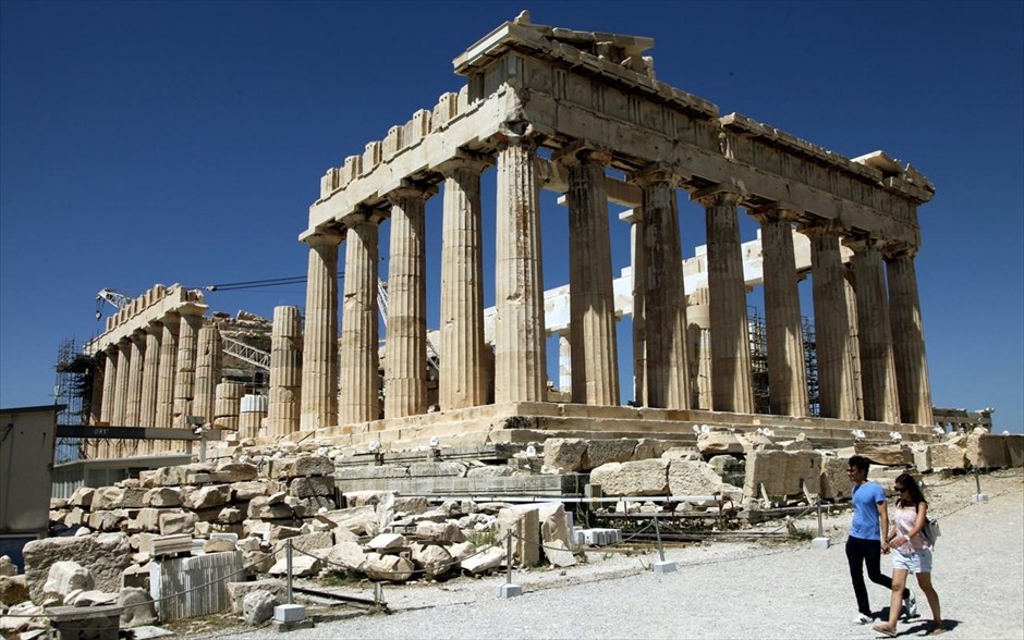 Τουρίστες στον ναό του Παρθενώνα . Τουρίστες επισκέπτονται τον ναό του Παρθενώνα στην Ακρόπολη.