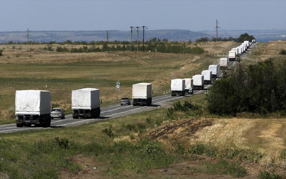 Κρίση στην Ουκρανία: Στα σύνορα τα πρώτα φορτηγά. Φορτηγά του ρωσικού κονβόι που μεταφέρουν ανθρωπιστική βοήθεια κατευθύνονται προς τα σύνορα με την Ουκρανία. Στα σύνορα έφτασαν τα πρώτα φορτηγά του ρωσικού κονβόι που μεταφέρουν ανθρωπιστική βοήθεια στην ανατολική Ουκρανία. Ο συνοριακός σταθμός ελέγχεται από φιλορώσους αποσχιστές, ωστόσο, είναι άγνωστο ακόμα το πότε θα διασχίσουν τα σύνορα καθώς ο Ερυθρός Σταυρός δηλώνει ότι δεν έχει λάβει ακόμα εγγυήσεις ασφαλείας. Η αυτοκινητοπομπή πρόκειται να εισέλθει από τη Ρωσία στην Ουκρανία υπό την αιγίδα της Διεθνούς Επιτροπής Ερυθρού Σταυρού.