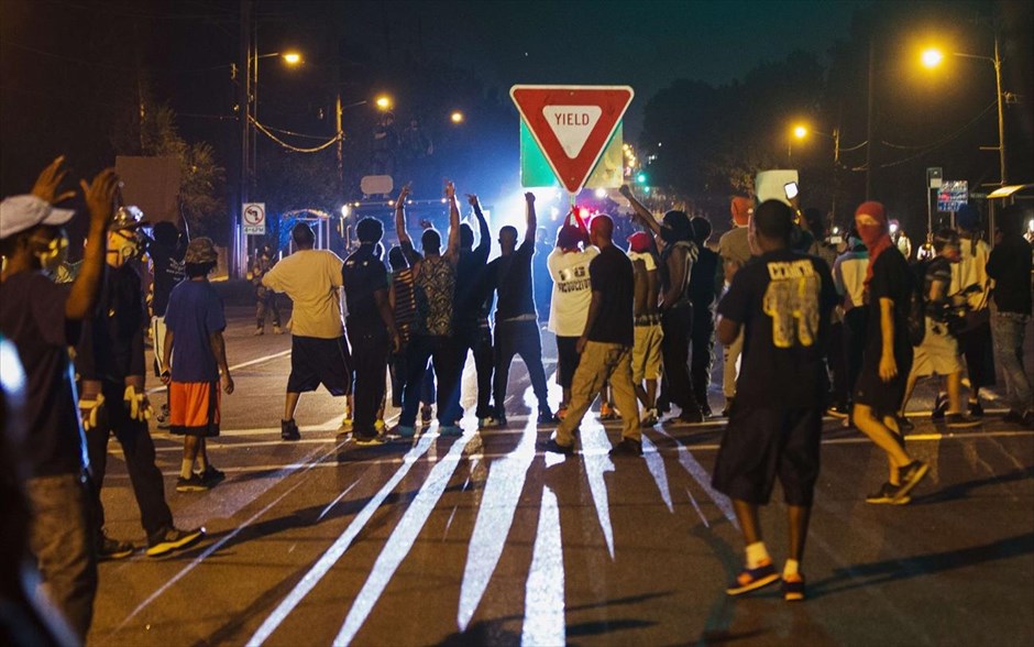 Φέργκιουσον: Νέες διαδηλώσεις για τη δολοφονία του 18χρονου Αφροαμερικανού 8. 