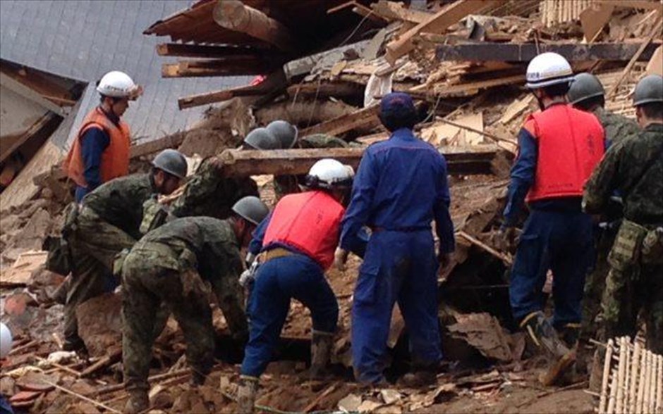 Φονικές κατολισθήσεις στη Χιροσίμα . Τουλάχιστον 18 άνθρωποι έχουν χάσει μέχρι στιγμής της ζωής τους και άλλοι 13 αγνοούνται στη Χιροσίμα της νοτιοδυτικής Ιαπωνίας λόγω των καταστροφικών πλημμύρων που έπληξαν την περιοχή, προκαλώντας φονικές κατολισθήσεις.