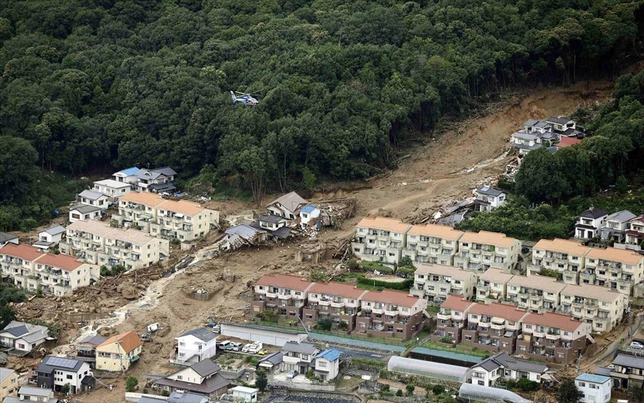 Κατολισθήσεις στη Χιροσίμα 5. Αρκετοί κάτοικοι έπρεπε να απομακρυνθούν με εναέρια μέσα από τις πληγείσες περιοχές.